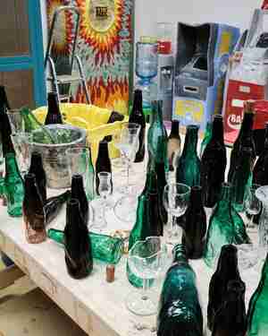 Detail3 Koos Buster In Memoriam een ode aan mijn alcoholisme 2021 2024 foto Abel Minnée courtesy Gallery Vriend van Bavink