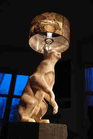 Jola Geldermans Muissie met lampenkap kermaiek Kattencafé Digibeet Alkmaar